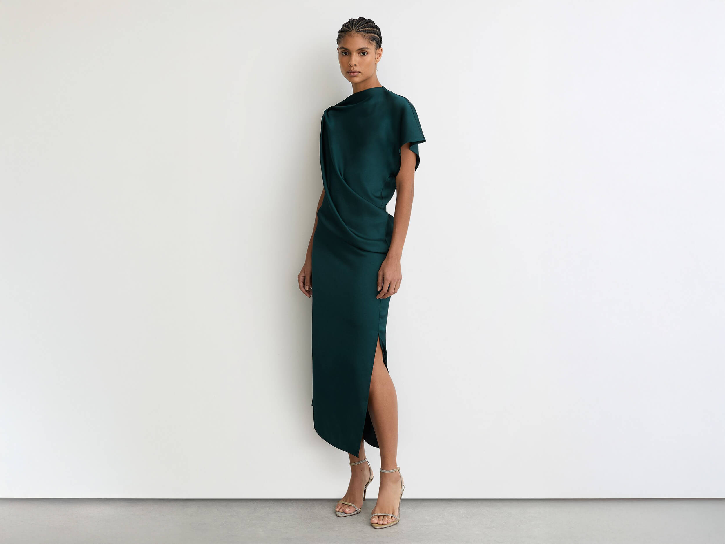 الفساتين متوسطة الطول